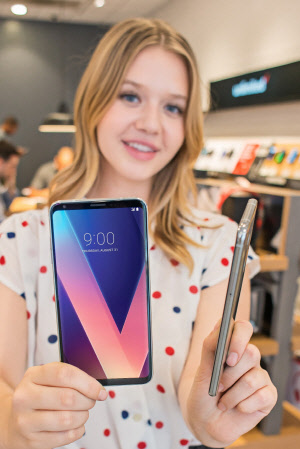 LG전자는 13일 버라이즌, AT&T, T모바일, 스프린트, US셀룰러 등 미국 5대 이동통신사 모두를 통해 LG V30 출시를 완료한다. 뉴욕 내 버라이즌 매장에서 모델이 LG V30를 들고 있다.  LG전자 제공